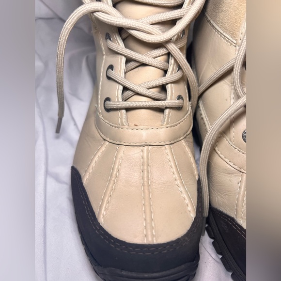 UGG women’s Adirondack III boot size 8 in cream colour - Picture 8 of 14